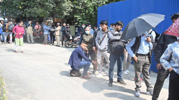 बैंकहरूमा नयाँ नाेट साट्नेकाे लाइन (तस्वीरहरू)
